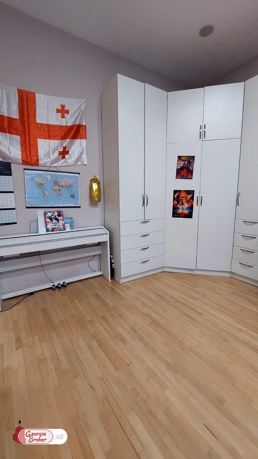 продается квартира с новым ремонтом 5-комнат